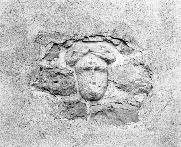 Tête remployée dans le mur de l'abside. © Michel Rosso / Région Bourgogne-Franche-Comté, Inventaire du patrimoine - 2003