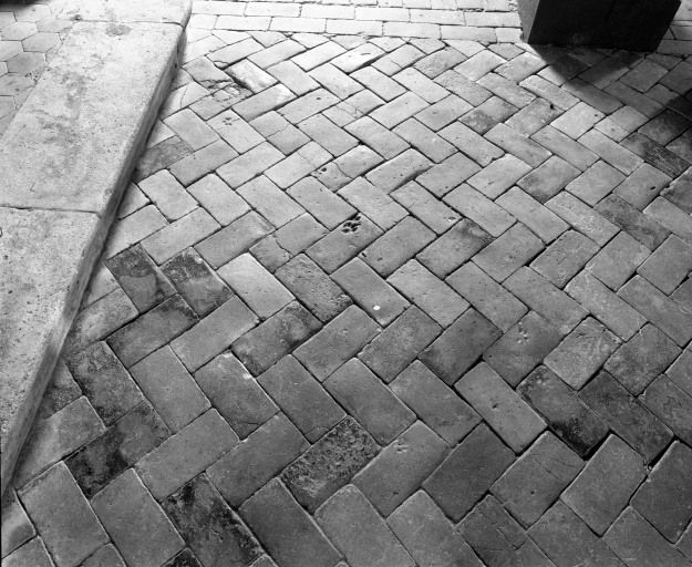 Détail du carrelage en terre cuite. © Michel Rosso / Région Bourgogne-Franche-Comté, Inventaire du patrimoine - 2003