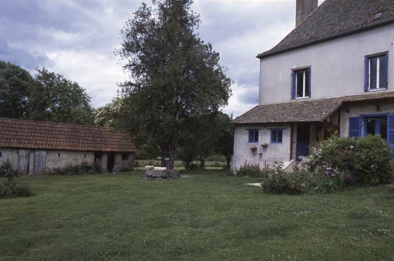 Logis principal, puits et porcherie. © Michel Rosso / Région Bourgogne-Franche-Comté, Inventaire du patrimoine - 2003
