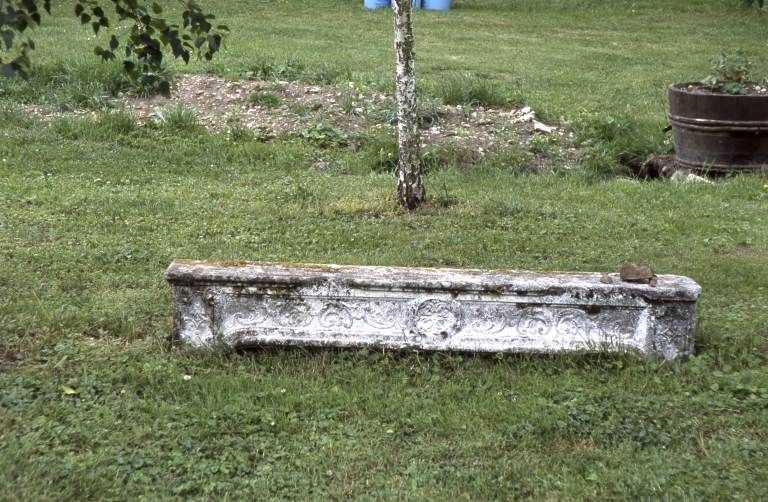 Linteau de cheminée déposé dans la cour. © Michel Rosso / Région Bourgogne-Franche-Comté, Inventaire du patrimoine - 2003