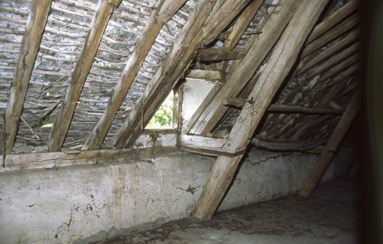 Logis secondaire, lucarne du comble vue de l'intérieur. © Michel Rosso / Région Bourgogne-Franche-Comté, Inventaire du patrimoine - 2003