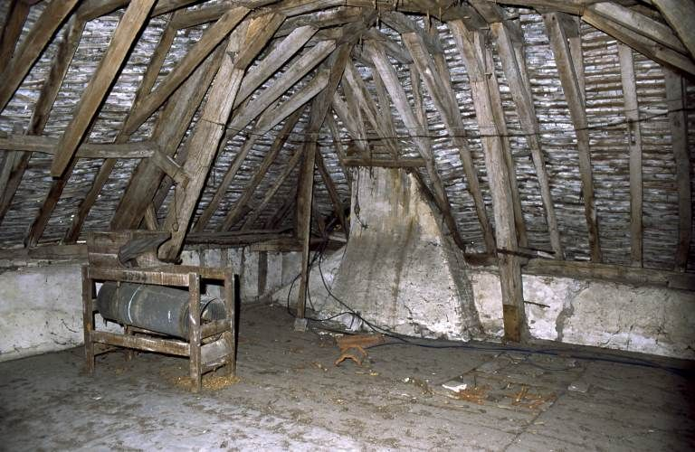 Logis secondaire, angle droit du comble avec conduit de cheminée. © Michel Rosso / Région Bourgogne-Franche-Comté, Inventaire du patrimoine - 2003