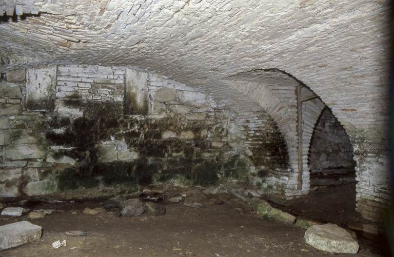 Logis secondaire, 1ère cave (côté cour) © Michel Rosso / Région Bourgogne-Franche-Comté, Inventaire du patrimoine - 2003