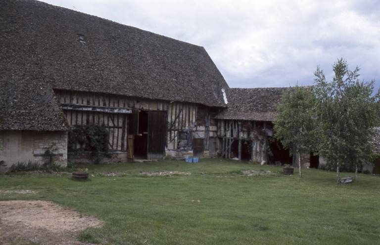Grandes dépendances avec bâtiment en retour. © Michel Rosso / Région Bourgogne-Franche-Comté, Inventaire du patrimoine - 2003