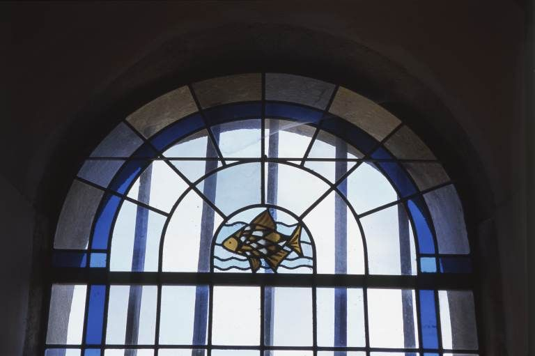 2e vitrail droit de la nef : poisson © Michel Rosso / Région Bourgogne-Franche-Comté, Inventaire du patrimoine - 2003