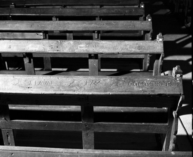 Banc n° 33 : détail des inscriptions. © Michel Rosso / Région Bourgogne-Franche-Comté, Inventaire du patrimoine - 2003