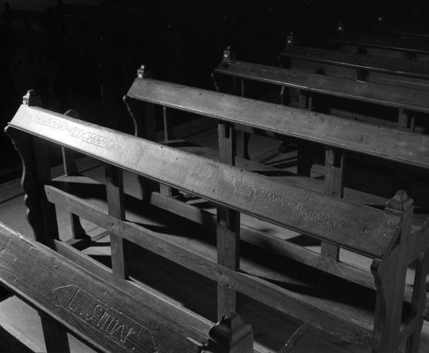 Banc n° 3 : détail des inscriptions. © Michel Rosso / Région Bourgogne-Franche-Comté, Inventaire du patrimoine - 2003