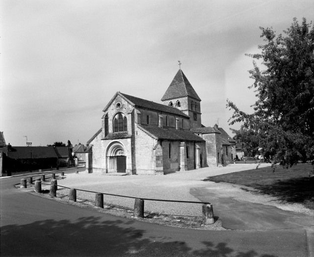 Vue d'ensemble : façade et élévation droite. © Michel Rosso / Région Bourgogne-Franche-Comté, Inventaire du patrimoine - 2003
