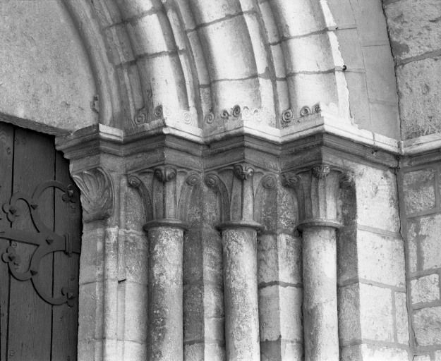 Portail : chapiteaux droits. © Michel Rosso / Région Bourgogne-Franche-Comté, Inventaire du patrimoine - 2003