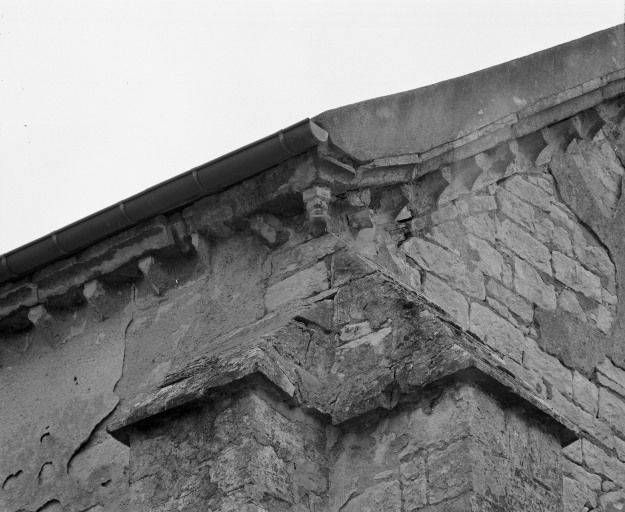 Façade : détail de l'angle gauche du pignon. © Michel Rosso / Région Bourgogne-Franche-Comté, Inventaire du patrimoine - 2003