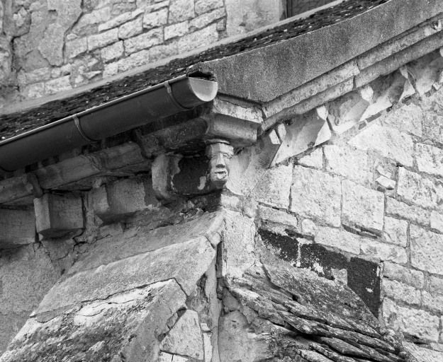 Façade : détail de l'angle du bas-côté gauche. © Michel Rosso / Région Bourgogne-Franche-Comté, Inventaire du patrimoine - 2003