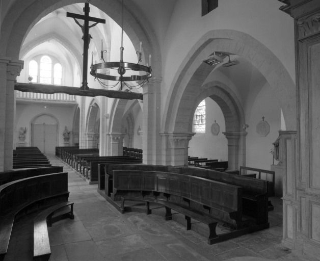 Vue de trois-quarts du vaisseau central et du bas-côté gauche de la nef depuis le choeur. © Michel Rosso / Région Bourgogne-Franche-Comté, Inventaire du patrimoine - 2003