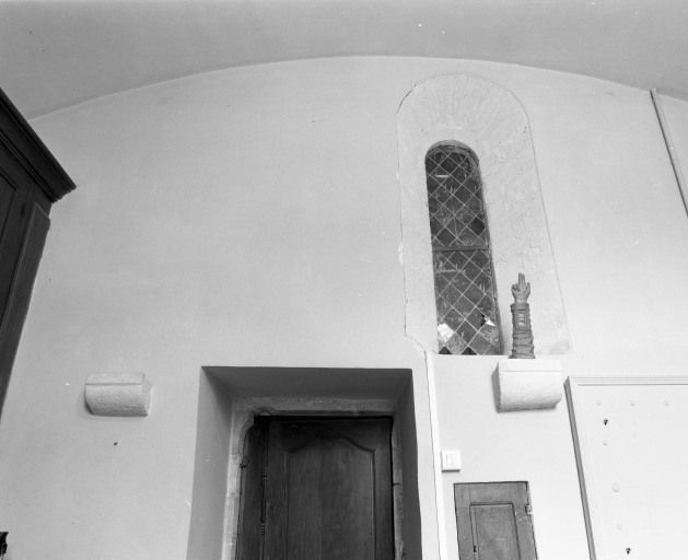 Sacristie, porte et fenêtre donnant sur le choeur (mur nord). © Michel Rosso / Région Bourgogne-Franche-Comté, Inventaire du patrimoine - 2003