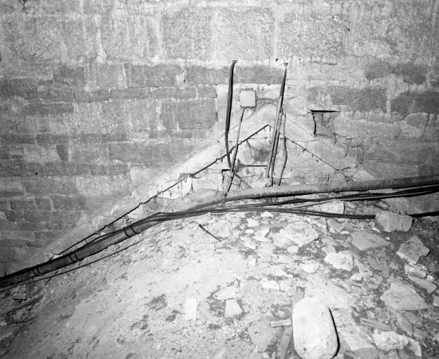 Rampants du pignon de l'ancien toit du choeur contre le mur postérieur du clocher. Vue prise dans le comble du choeur. © Michel Rosso / Région Bourgogne-Franche-Comté, Inventaire du patrimoine - 2003