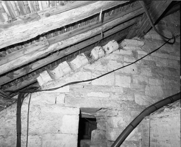 Partie supérieure du rampant du bas-côté droit, vue prise du comble de la sacristie. © Michel Rosso / Région Bourgogne-Franche-Comté, Inventaire du patrimoine - 2003