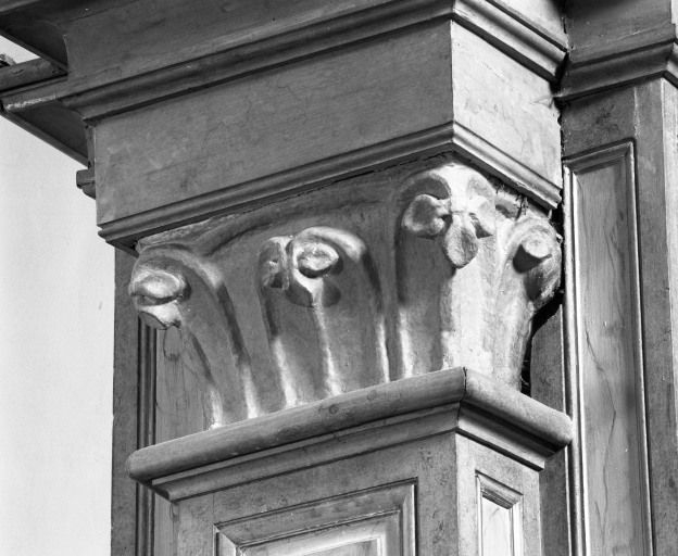 Arcade du choeur, chapiteau droit (n° 1 sur le plan de localisation). © Michel Rosso / Région Bourgogne-Franche-Comté, Inventaire du patrimoine - 2003