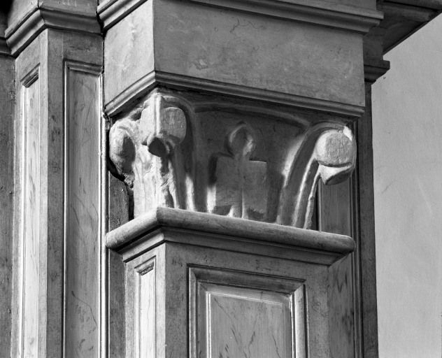 Arcade du choeur, chapiteau gauche (n° 2 sur le plan de localisation). © Michel Rosso / Région Bourgogne-Franche-Comté, Inventaire du patrimoine - 2003