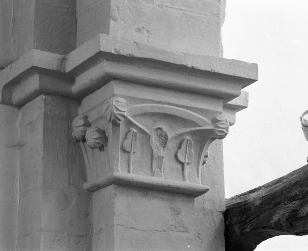 Avant-choeur sous clocher, arcade antérieure, chapiteau droit (n° 4 sur le plan de localisation). © Michel Rosso / Région Bourgogne-Franche-Comté, Inventaire du patrimoine - 2003