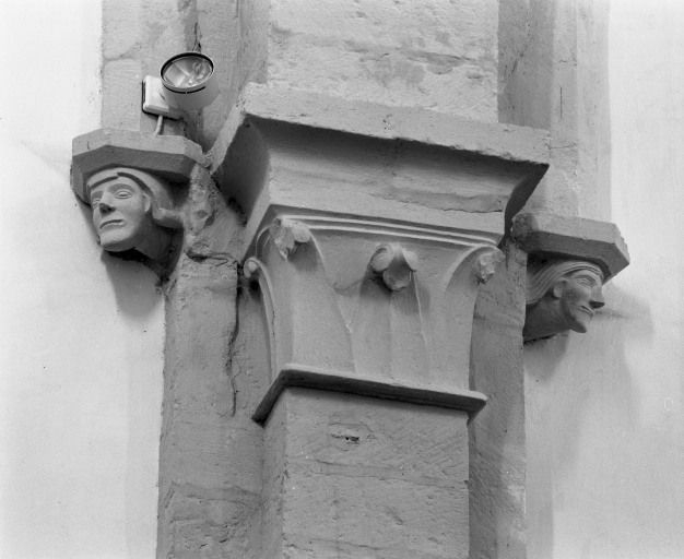 Nef, culots et chapiteau à droite entre les 2e et 3e travées (n° 7 sur le plan de localisation). © Michel Rosso / Région Bourgogne-Franche-Comté, Inventaire du patrimoine - 2003