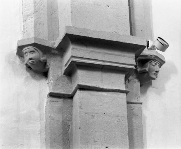 Nef, culots et chapiteau à gauche entre les 1ère et 2e travées (n° 10 sur le plan de localisation). © Michel Rosso / Région Bourgogne-Franche-Comté, Inventaire du patrimoine - 2003