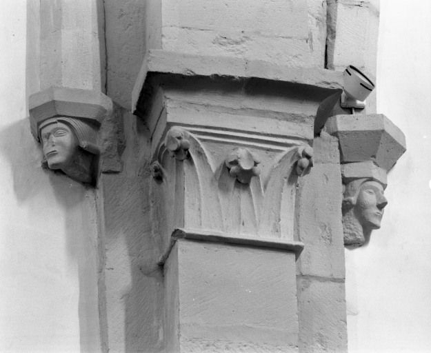 Nef, culots et chapiteau à gauche entre les 2e et 3e travées (n° 8 sur le plan de localisation). © Michel Rosso / Région Bourgogne-Franche-Comté, Inventaire du patrimoine - 2003