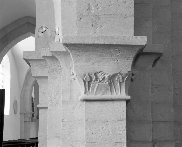 Avant-choeur sous clocher, arcade droite, chapiteau antérieur (n° 3 sur le plan de localisation). © Michel Rosso / Région Bourgogne-Franche-Comté, Inventaire du patrimoine - 2003