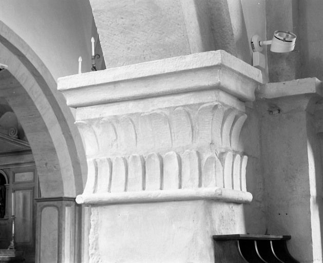 Nef, arcade droite, chapiteau postérieur (n° 5 sur le plan de localisation). © Michel Rosso / Région Bourgogne-Franche-Comté, Inventaire du patrimoine - 2003