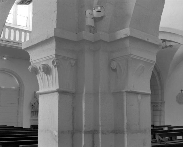 Bas-côté droit, 3e travée, chapiteau du pilier antérieur gauche (n° 18 sur le plan de localisation). © Michel Rosso / Région Bourgogne-Franche-Comté, Inventaire du patrimoine - 2003