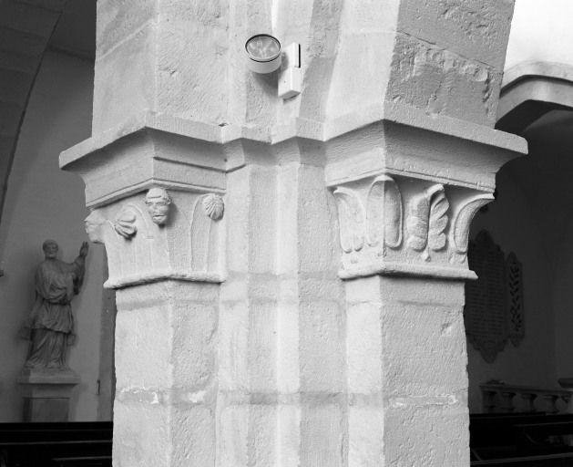 Bas-côté droit, 2e travée, chapiteau du pilier antérieur gauche (n° 21 sur le plan de localisation). © Michel Rosso / Région Bourgogne-Franche-Comté, Inventaire du patrimoine - 2003