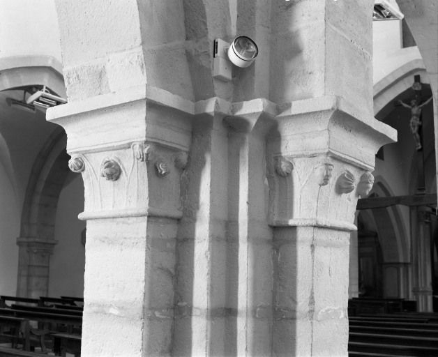 Bas-côté droit, 1ère travée, chapiteau du pilier postérieur gauche (n° 22 sur le plan de localisation). © Michel Rosso / Région Bourgogne-Franche-Comté, Inventaire du patrimoine - 2003