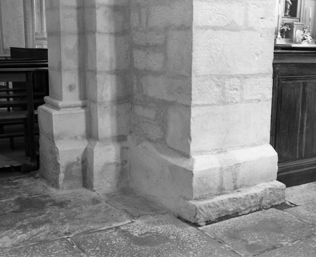 Travée sous clocher, base du pilier antérieur gauche, vue prise du bas-côté (n° 6 sur le plan de localisation). © Michel Rosso / Région Bourgogne-Franche-Comté, Inventaire du patrimoine - 2003