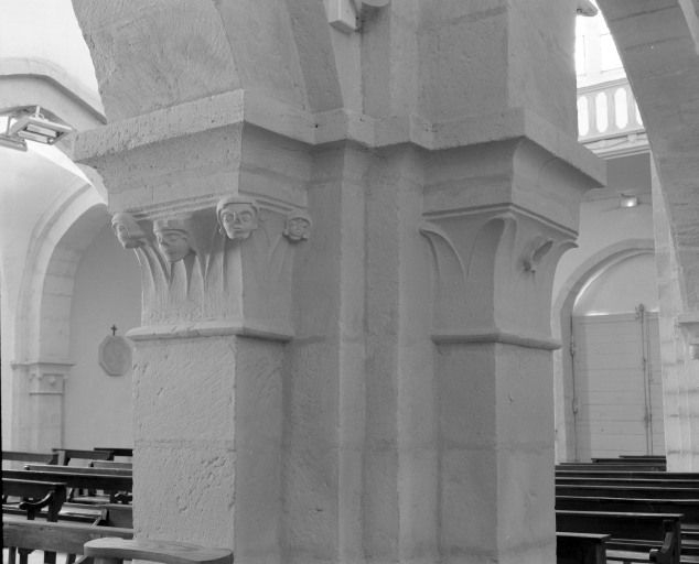 Bas-côté gauche, 3e travée, chapiteaux du pilier antérieur droit (n° 23 sur le plan de localisation). © Michel Rosso / Région Bourgogne-Franche-Comté, Inventaire du patrimoine - 2003