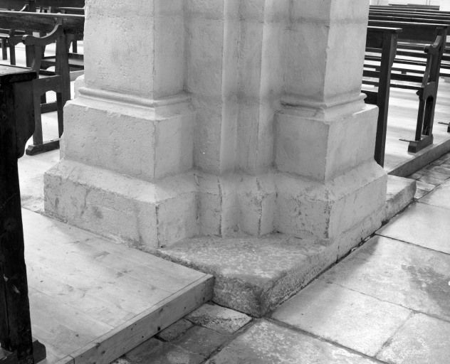 Bas-côté gauche, 3e travée, base du pilier antérieur droit (n° 24 sur le plan de localisation). © Michel Rosso / Région Bourgogne-Franche-Comté, Inventaire du patrimoine - 2003