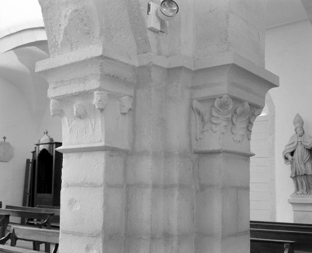 Bas-côté gauche, 2e travée, chapiteaux du pilier postérieur droit (n° 26 sur le plan de localisation). © Michel Rosso / Région Bourgogne-Franche-Comté, Inventaire du patrimoine - 2003