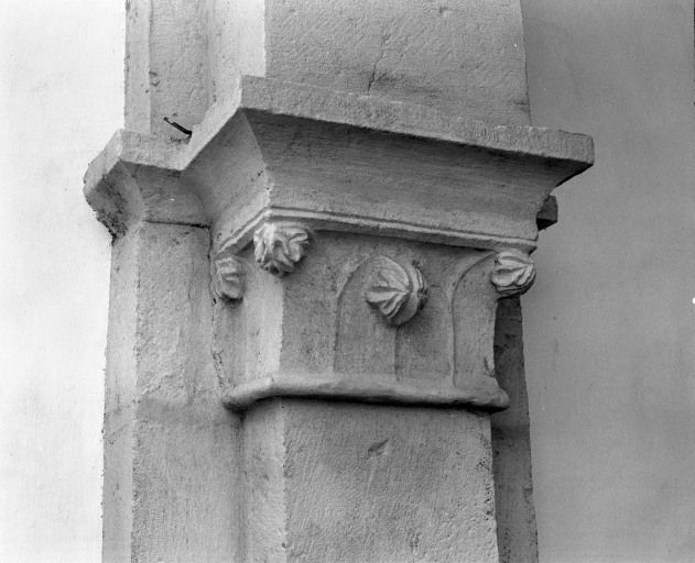 Bas-côté droit, chapiteau droit de l'arcade entre les 1ère et 2e travées (n° 20 sur le plan de localisation). © Michel Rosso / Région Bourgogne-Franche-Comté, Inventaire du patrimoine - 2003