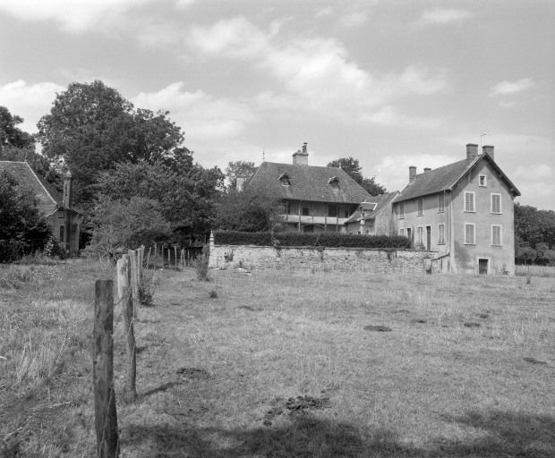 Bâtiments bordant 2 côtés de la cour. © Michel Rosso / Région Bourgogne-Franche-Comté, Inventaire du patrimoine - 2003