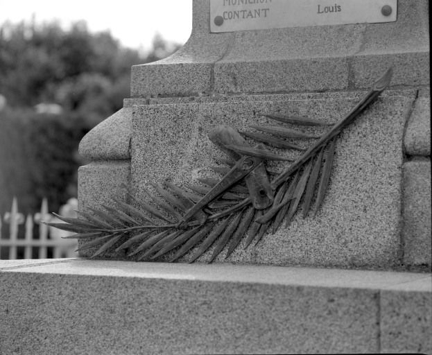 Détail du piédestal. © Michel Rosso / Région Bourgogne-Franche-Comté, Inventaire du patrimoine - 2003
