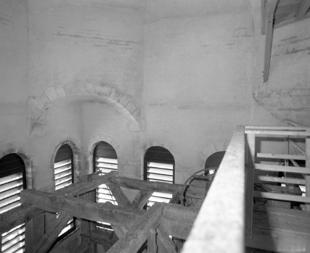 Intérieur du clocher, angle antérieur droit. © Michel Rosso / Région Bourgogne-Franche-Comté, Inventaire du patrimoine - 2003