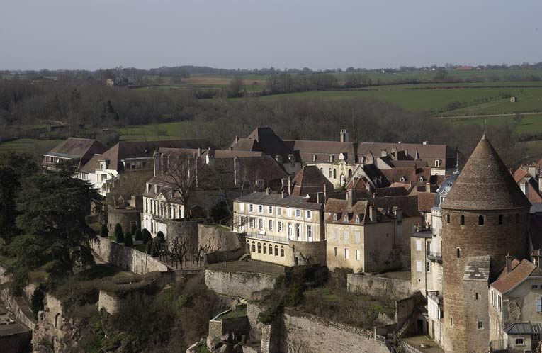 Vue prise depuis les toits de la collégiale Notre-Dame situant l'hôpital par rapport au château. © Michel Thierry / Région Bourgogne-Franche-Comté, Inventaire du patrimoine - 2004