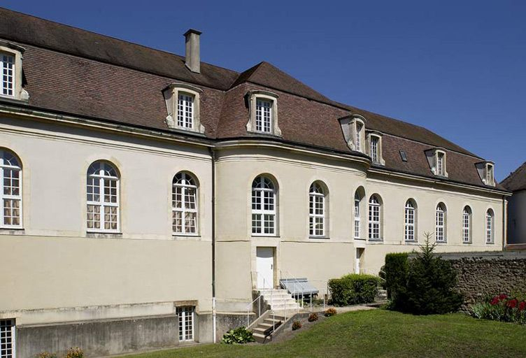 Aile gauche dite fondation Arnault : élévation postérieure. © Michel Thierry / Région Bourgogne-Franche-Comté, Inventaire du patrimoine - 2004