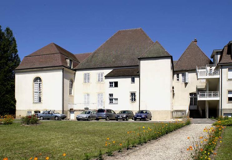 Ancien hôtel du gouverneur (élévation postérieure) et élévation gauche de l'ancienne salle des femmes, salle Sainte-Marthe. © Michel Thierry / Région Bourgogne-Franche-Comté, Inventaire du patrimoine - 2004