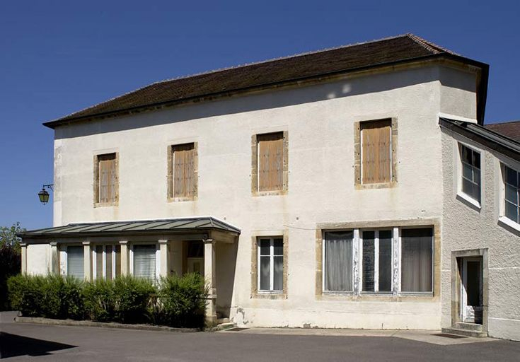 Bâtiment construit en 1906 derrière la chapelle, pour abriter une salle d'opérations, des chambres particulières et une morgue. © Michel Thierry / Région Bourgogne-Franche-Comté, Inventaire du patrimoine - 2004