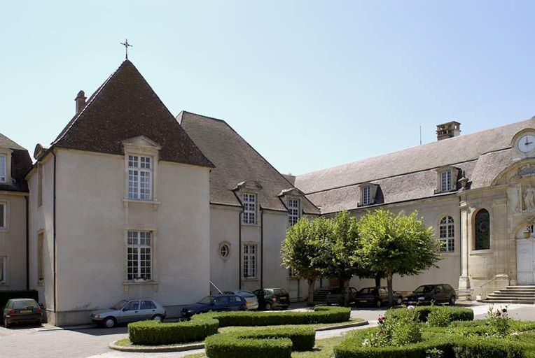 Ancien hôtel du gouverneur et vue partielle de l'aile droite. © Michel Thierry / Région Bourgogne-Franche-Comté, Inventaire du patrimoine - 2004
