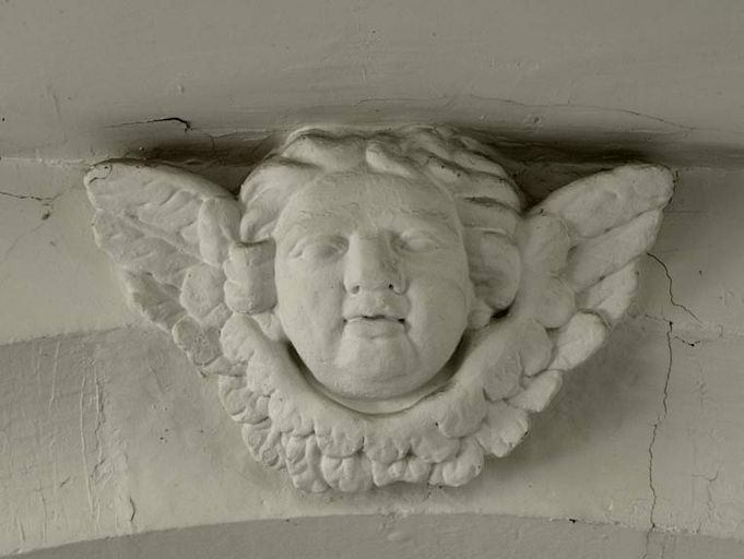 Aile droite : ancienne salle des femmes, salle Sainte-Marthe, tête de chérubin sculptée par F. Vincent, ornant la clef de l'ancienne arcade ouvrant sur la chapelle. © Michel Thierry / Région Bourgogne-Franche-Comté, Inventaire du patrimoine - 2004