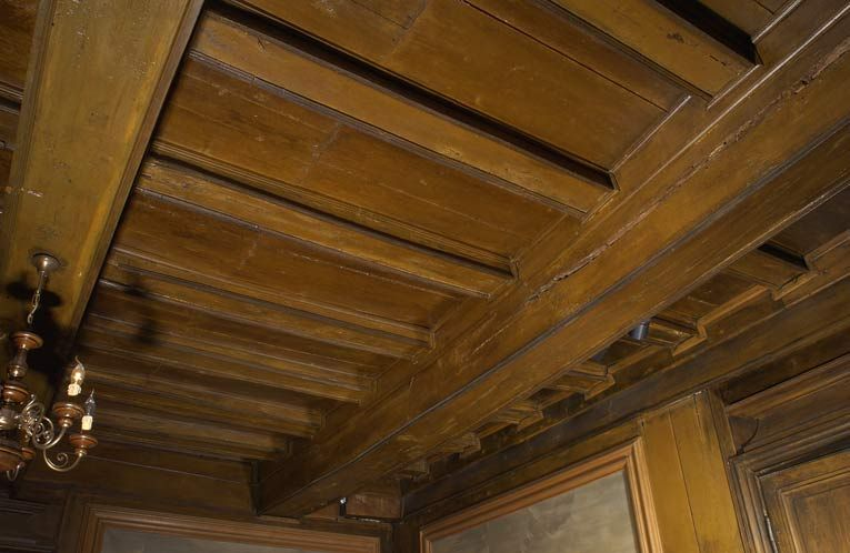 Ancien hôtel du gouverneur : salon, plafond à solives apparentes. © Michel Thierry / Région Bourgogne-Franche-Comté, Inventaire du patrimoine - 2004
