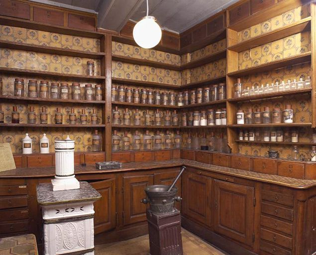 Ancien hôtel du gouverneur : pharmacie, vue d'ensemble depuis la porte d'entrée. © Michel Thierry / Région Bourgogne-Franche-Comté, Inventaire du patrimoine - 2004