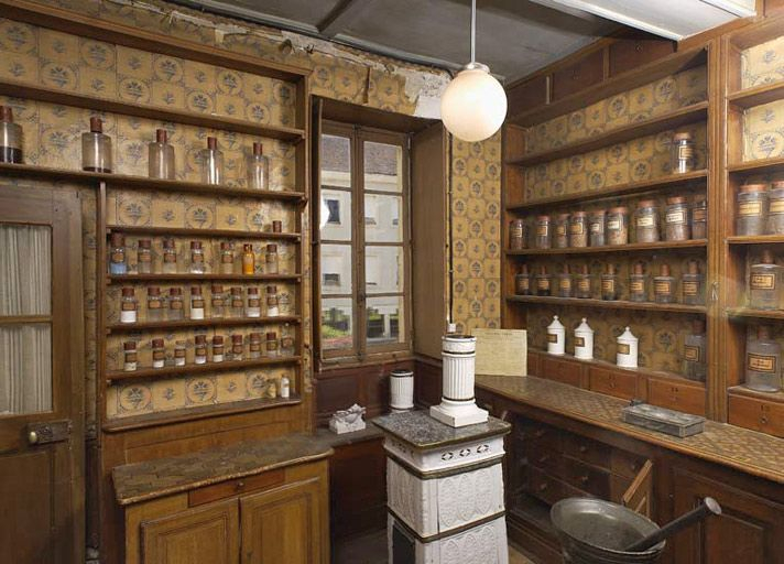 Ancien hôtel du gouverneur : pharmacie, vue d'ensemble. © Michel Thierry / Région Bourgogne-Franche-Comté, Inventaire du patrimoine - 2004