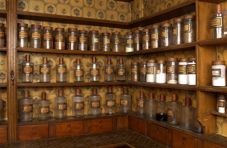 Ancien hôtel du gouverneur : pharmacie, détail des étagères. © Michel Thierry / Région Bourgogne-Franche-Comté, Inventaire du patrimoine - 2004