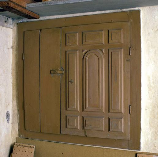 Ancien hôtel du gouverneur : pièce dite laboratoire, détail : porte d'un des quatre placards muraux. © Michel Thierry / Région Bourgogne-Franche-Comté, Inventaire du patrimoine - 2004