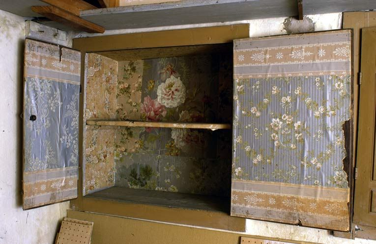 Ancien hôtel du gouverneur : pièce dite laboratoire, détail : intérieur du premier placard mural gauche. © Michel Thierry / Région Bourgogne-Franche-Comté, Inventaire du patrimoine - 2004